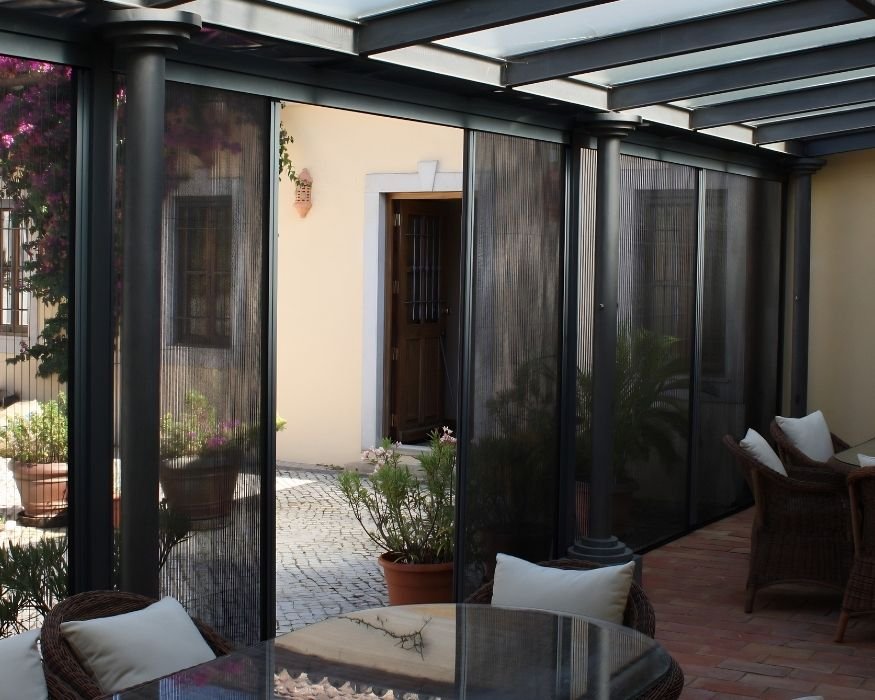 Mosquitera plisada instalada en una vivienda